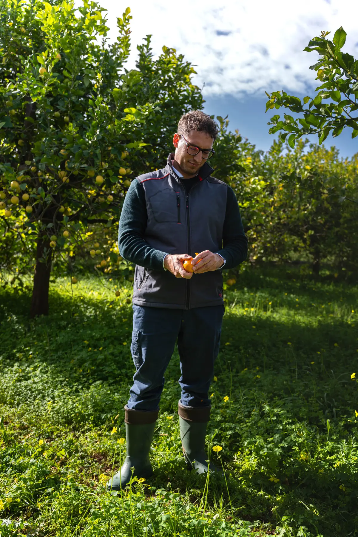 Il fondatore di Emme Citrus nel limoneto